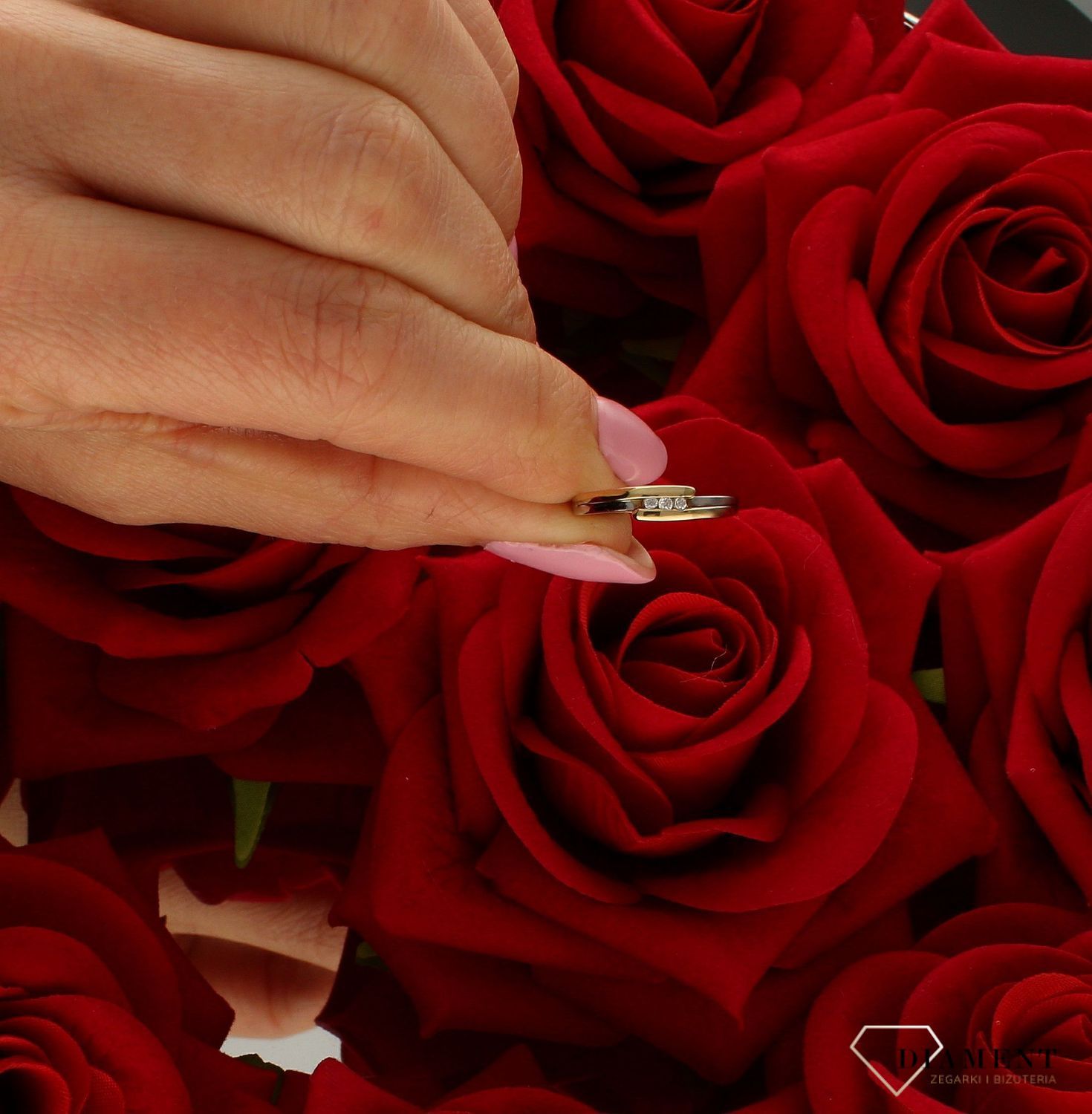 Złoty pierścionek 333 połączenie białego i żółtego złota PI 2110.  Złoty pierścionek  świetnie się sprawdzi na prezent z okazji urodzin, imienin czy rocznicy ślubu. Pierścionek można łączyć z inną biżuterią (1).jpg